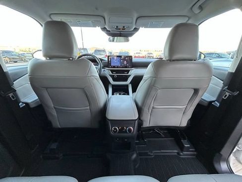 Used 2025 Ford Explorer Active w/ Active Comfort Package AWD/4WD image 38
