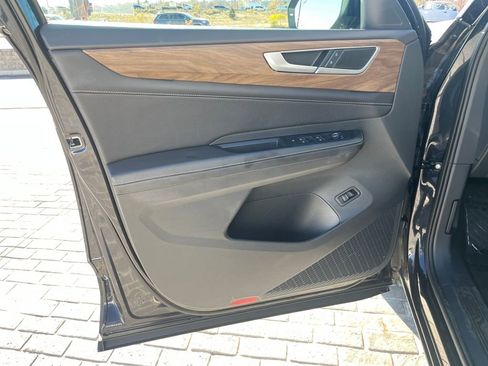 Certified 2025 Volkswagen Atlas SE image 12