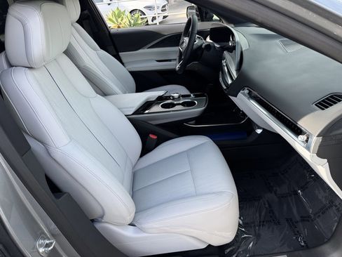 Used 2025 Cadillac Lyriq Luxury image 6