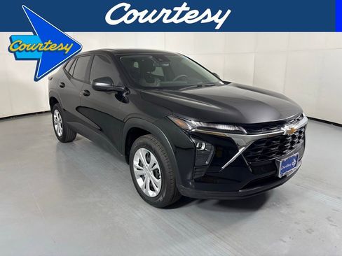 Used 2025 Chevrolet Trax LS image 1