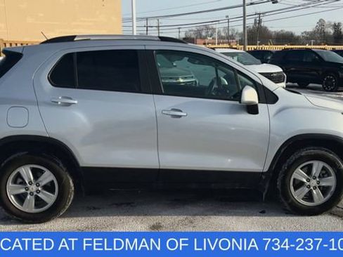 Used 2022 Chevrolet Trax LT w/ LT Convenience Package image 9