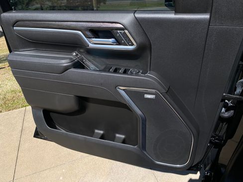 Used 2025 Chevrolet Silverado 2500 LTZ w/ LTZ Plus Package image 27