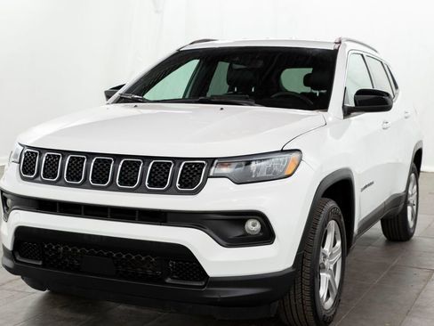 Used 2024 Jeep Compass Latitude AWD/4WD image 4