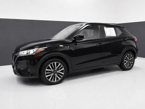 Used 2022 Nissan Kicks SV FWD image 2