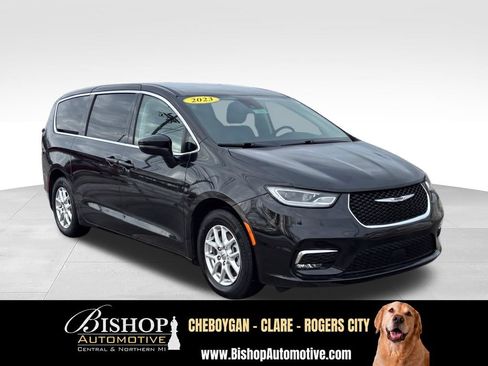 Used 2023 Chrysler Pacifica Touring-L FWD image 13
