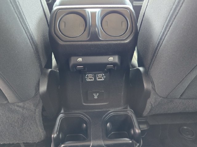 Used 2019 Jeep Wrangler Unlimited Sahara w/ Cold Weather Group AWD/4WD image 30