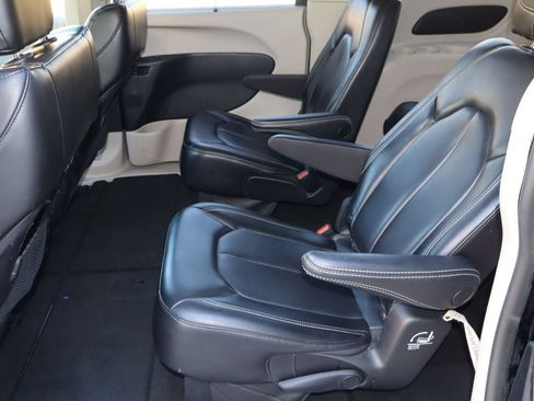 Used 2023 Chrysler Pacifica Touring-L FWD image 5