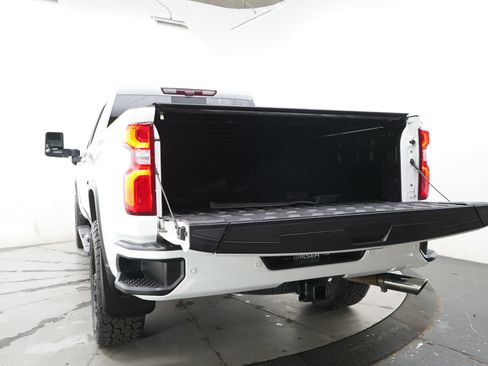 Used 2022 Chevrolet Silverado 2500 High Country w/ Technology Package AWD/4WD image 17