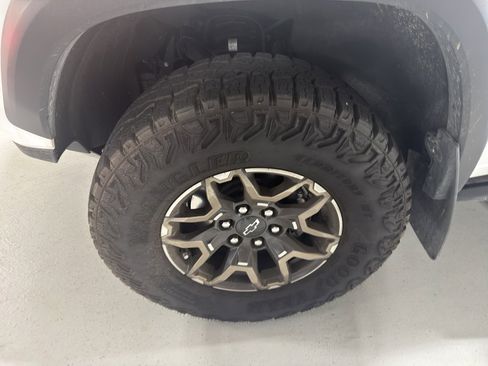 Used 2024 Chevrolet Colorado ZR2 w/ Technology Package AWD/4WD image 4