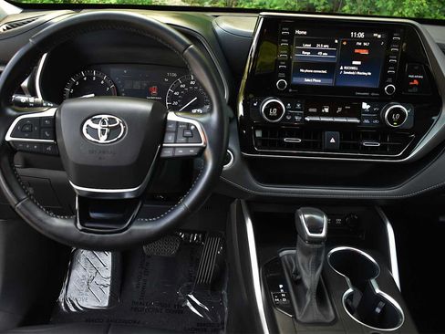 Used 2021 Toyota Highlander XLE AWD/4WD image 15