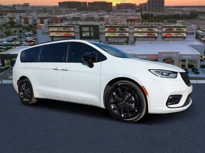 New 2026 Chrysler Pacifica Limited w/ S Appearance Package