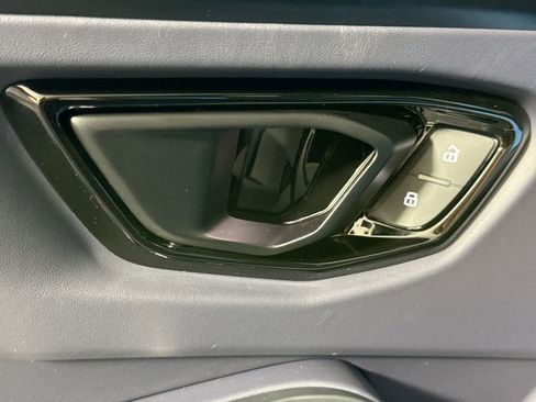 Used 2025 Lamborghini Urus SE image 24