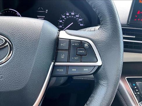 Used 2024 Toyota Sienna XLE FWD image 21