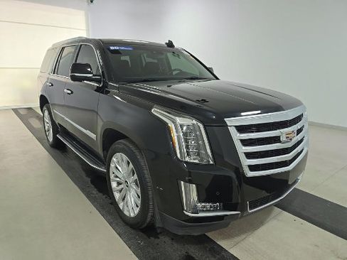 Used 2016 Cadillac Escalade Luxury RWD image 3