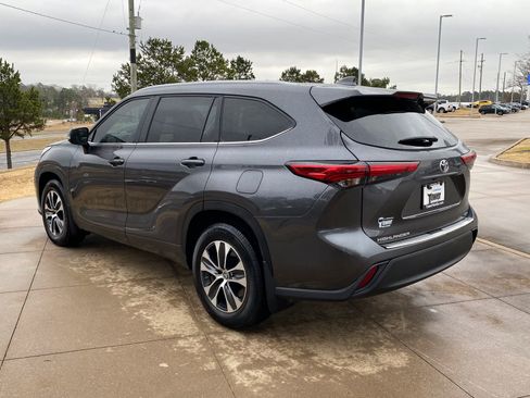 Used 2023 Toyota Highlander XLE image 4