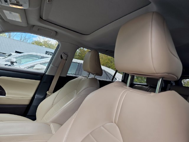 Used 2021 Toyota Highlander XLE AWD/4WD image 6