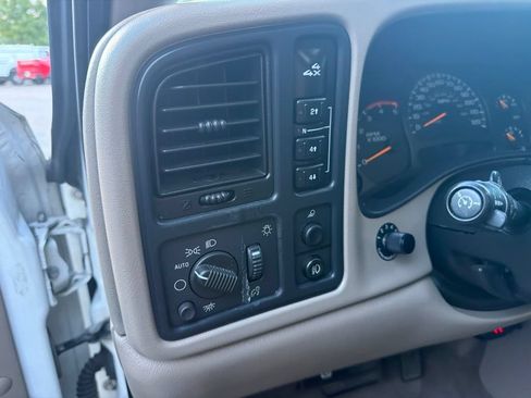 Used 2004 GMC Sierra 2500 SLT w/ Heavy-Duty Power Package AWD/4WD image 12