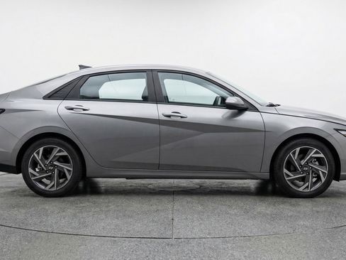 Used 2025 Hyundai Elantra Limited FWD image 11
