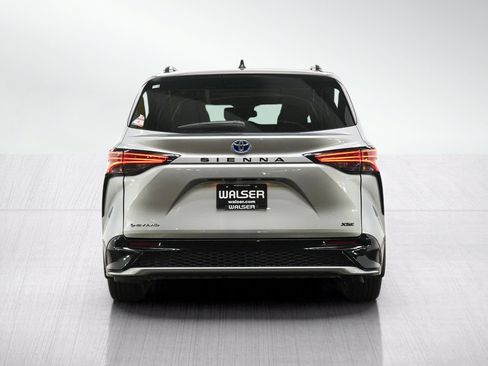 Used 2025 Toyota Sienna XSE AWD/4WD image 4