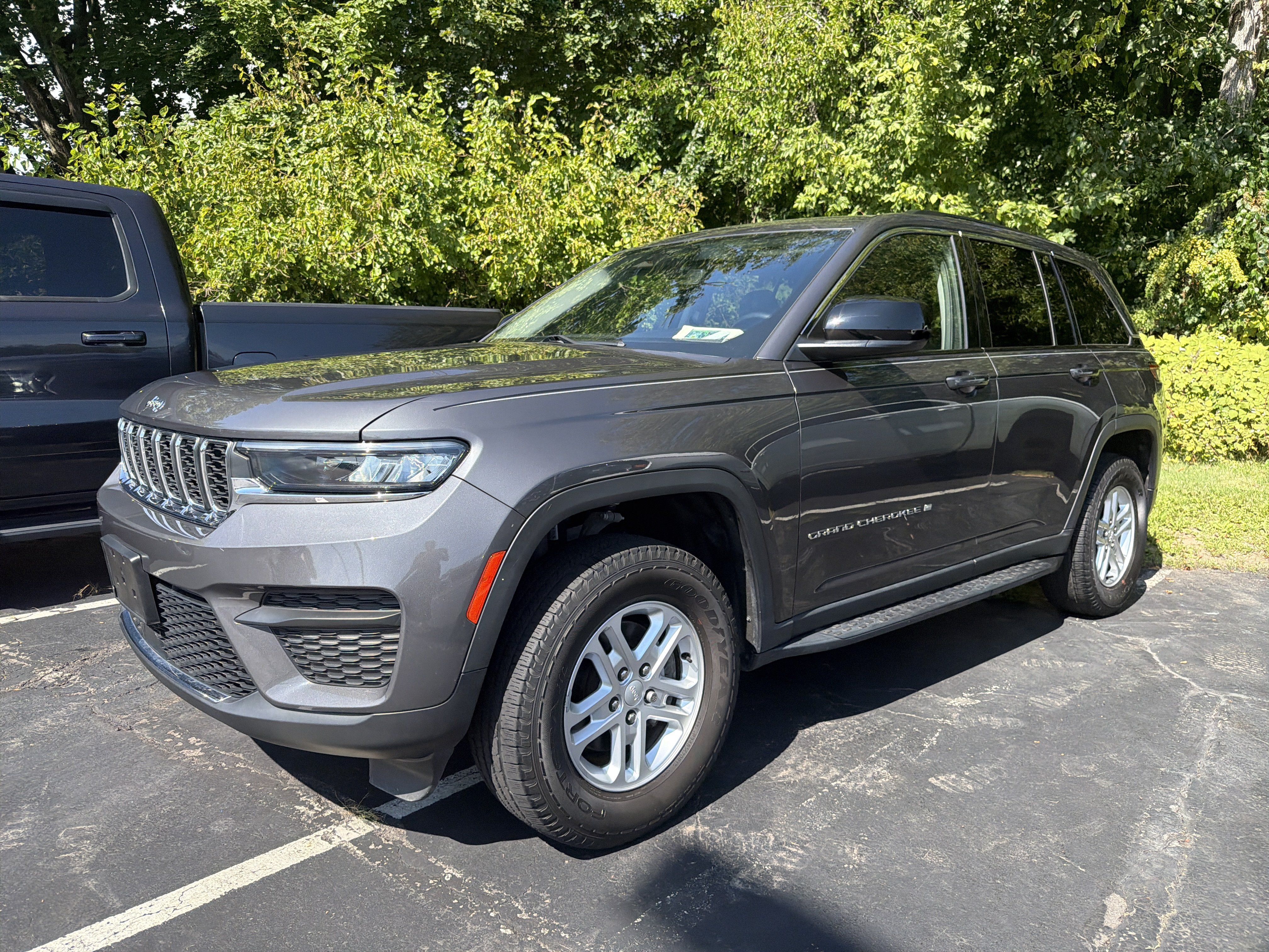 Used 2022 Jeep Grand Cherokee Laredo w/ Luxury Tech Group I AWD/4WD image 3
