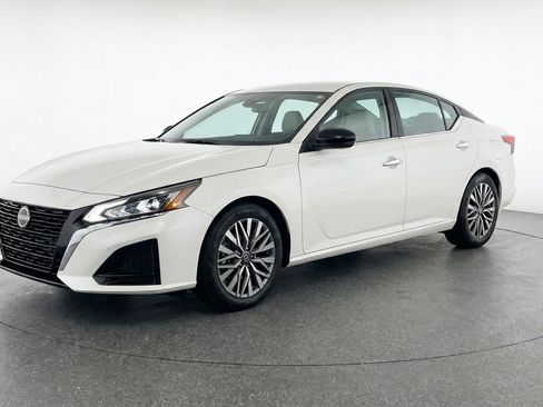 Used 2025 Nissan Altima 2.5 SV image 3