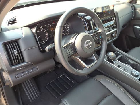 Used 2025 Nissan Pathfinder SL AWD/4WD image 18