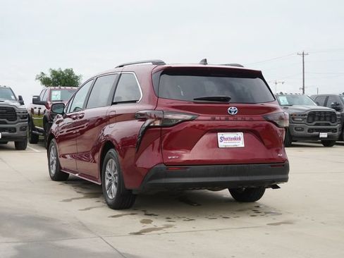 Used 2025 Toyota Sienna XLE FWD image 7
