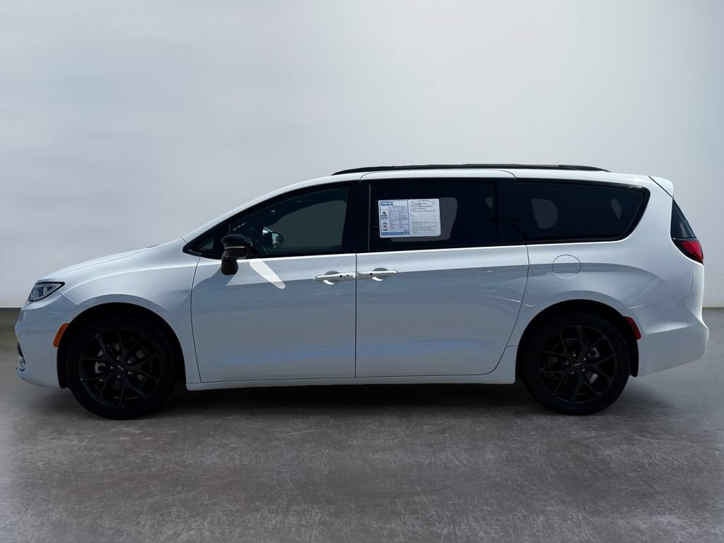 Used 2025 Chrysler Pacifica Limited FWD image 6
