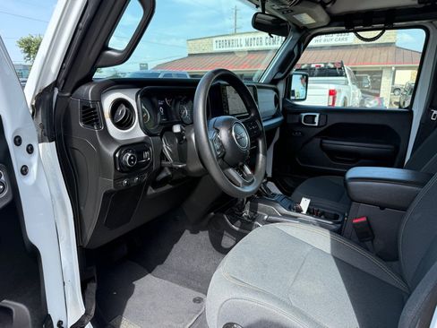 Used 2025 Jeep Gladiator Sport AWD/4WD image 16