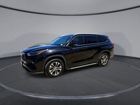 Used 2022 Toyota Highlander XLE FWD image 4