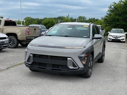 Used 2025 Hyundai Kona SEL FWD image 3