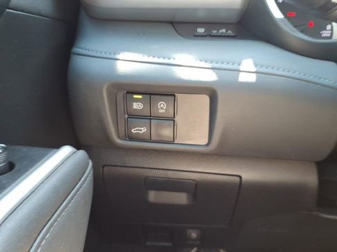 Used 2023 Toyota Highlander XLE AWD/4WD image 19