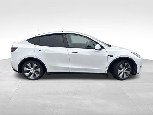 Used 2022 Tesla Model Y Long Range image 9