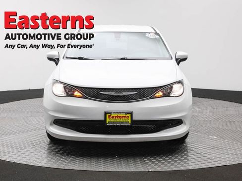 Used 2022 Chrysler Voyager LX image 2