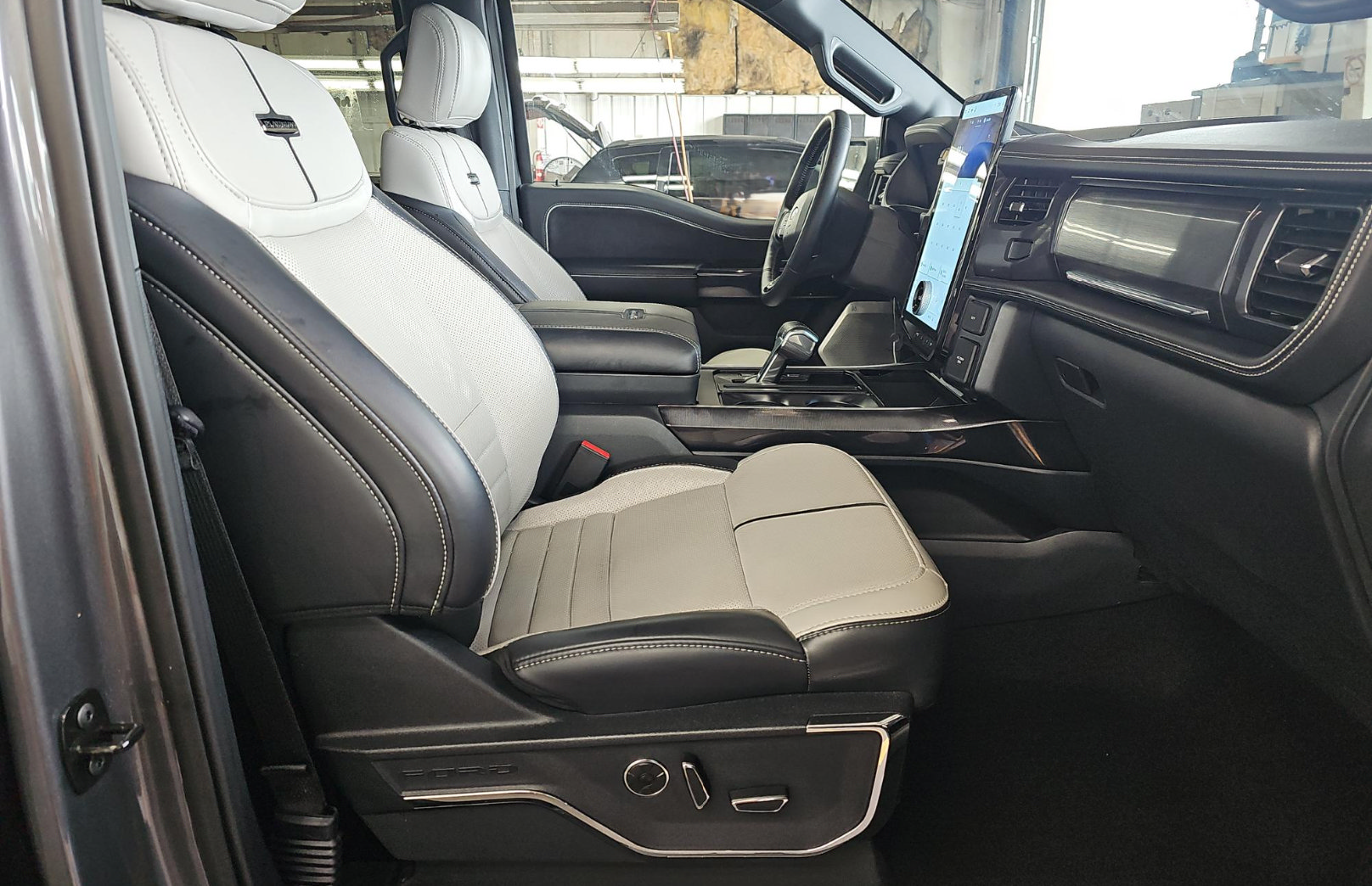 Used 2025 Ford F150 Lightning Platinum AWD/4WD image 9