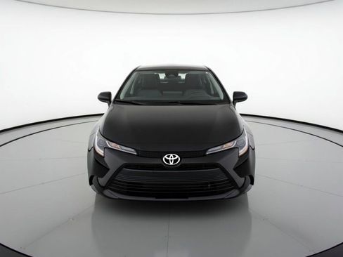 Used 2025 Toyota Corolla LE image 2
