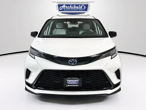 Used 2025 Toyota Sienna XSE AWD/4WD image 2