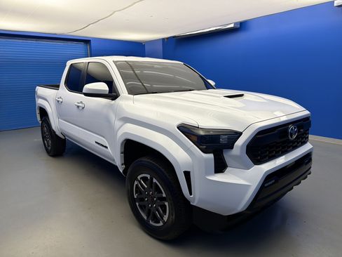Used 2025 Toyota Tacoma TRD Sport AWD/4WD image 2