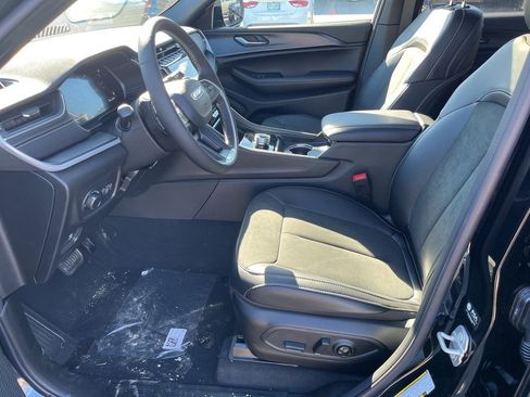 New 2025 Jeep Grand Cherokee Altitude image 19