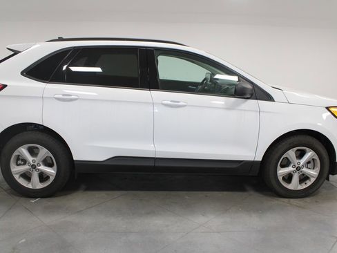 Used 2024 Ford Edge SE image 11
