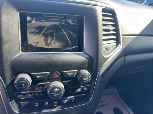 Used 2018 Jeep Grand Cherokee Laredo AWD/4WD image 32