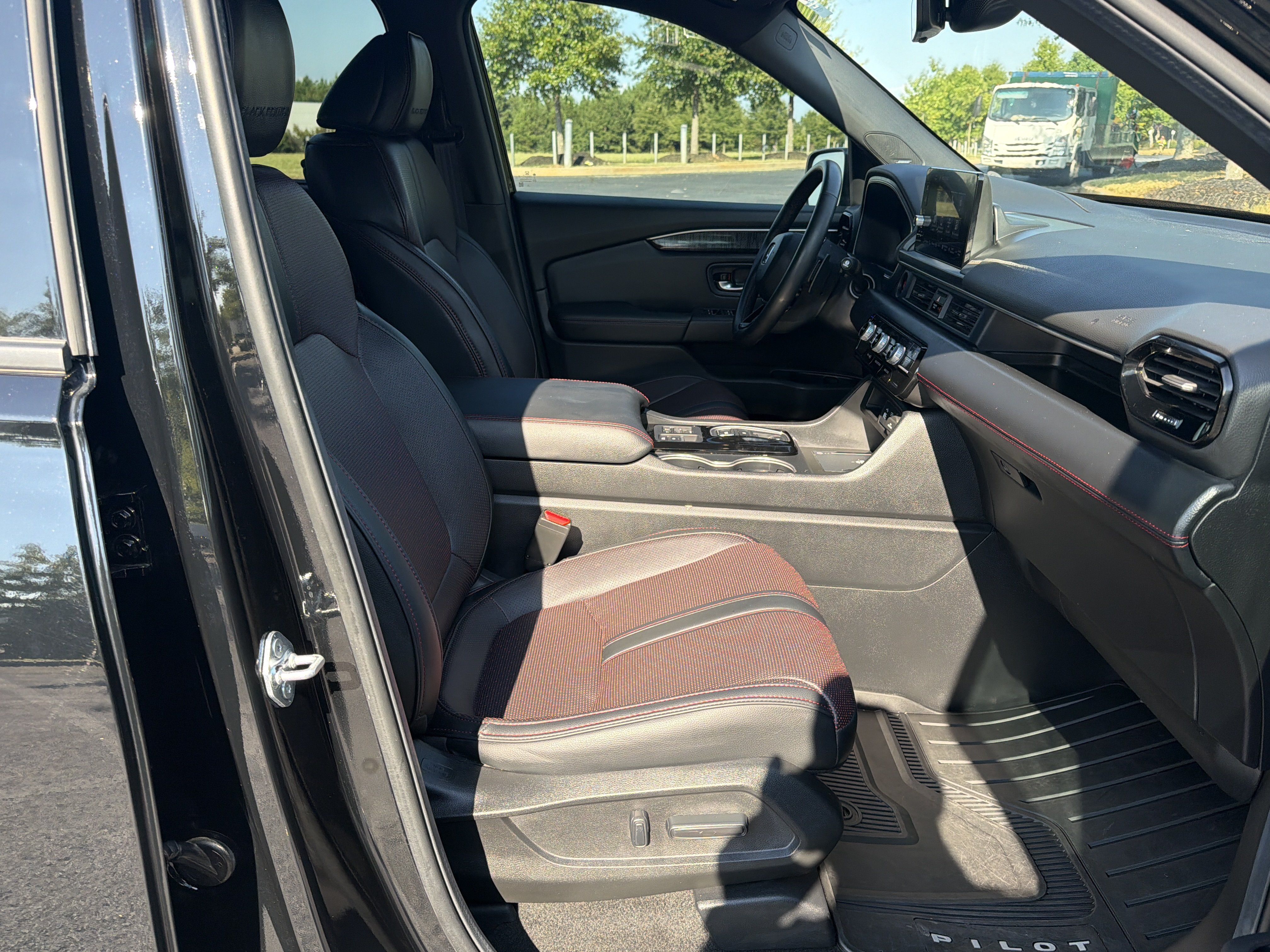 Certified 2025 Honda Pilot Black Edition image 32