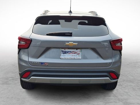 Used 2025 Chevrolet Trax LT FWD image 4