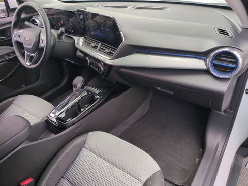 Used 2025 Chevrolet Trax LT w/ LT Convenience Package FWD image 25