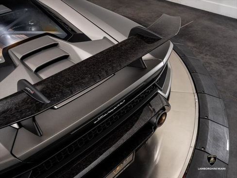 Used 2018 Lamborghini Huracan Performante AWD/4WD image 24