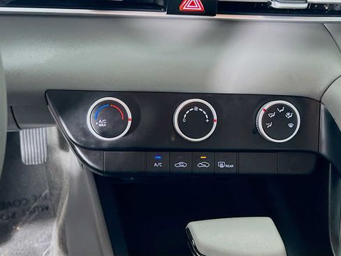 Certified 2025 Hyundai Elantra SE FWD image 16
