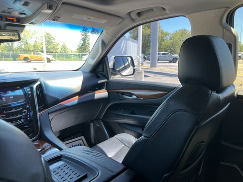 Certified 2019 Cadillac Escalade ESV Luxury AWD/4WD image 37