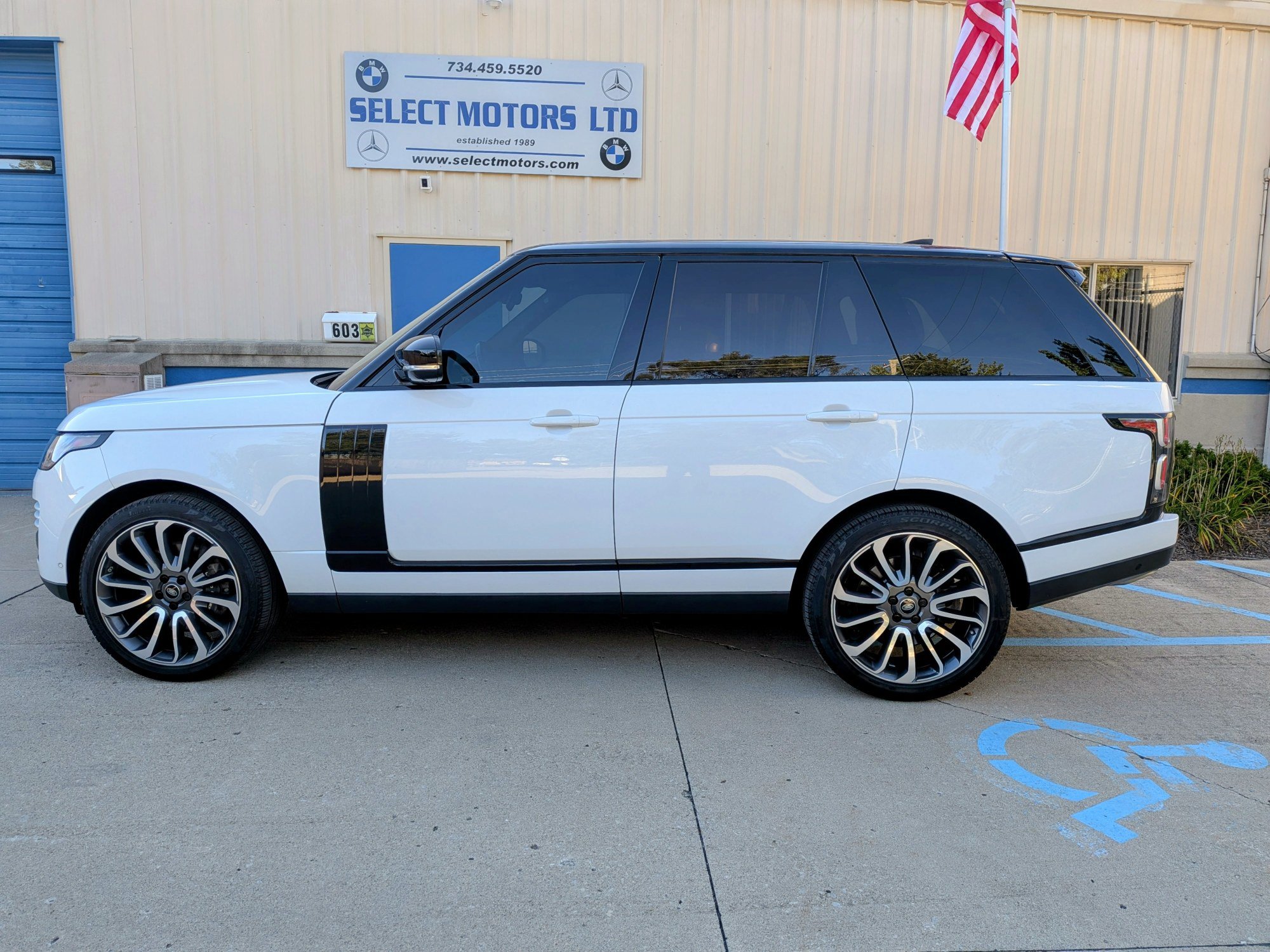 Used 2018 Land Rover Range Rover HSE AWD/4WD image 3