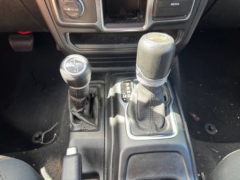 Used 2021 Jeep Wrangler Unlimited Sport AWD/4WD image 31