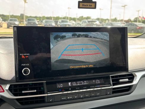 Used 2025 Toyota Sienna XLE FWD image 11